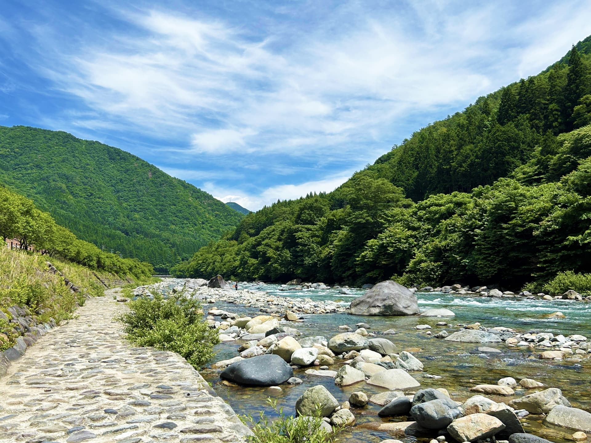 爽やかな空と河原の風景